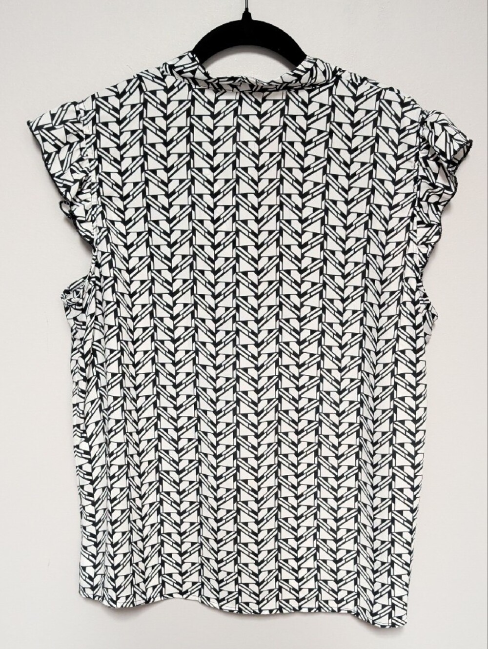 Haver. Black & White Geometric Tie-Neck Flutter-Sleeve Blouse - Picture 5 of 6